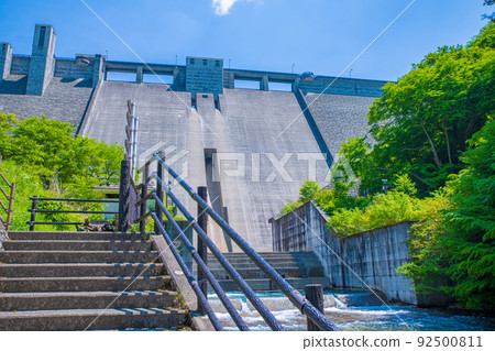 Shimagawa Dam Hinatami Park Scenery around the bottom of the dam Fresh green season 92500811