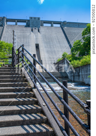 島川水壩 雛見公園 水壩底部的風景 新鮮的綠色季節 92500812