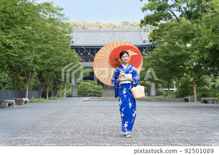Kimono woman Chion-in enjoying a trip to Kyoto Kimono woman Chion-in enjoying a trip to Kyoto 92501089