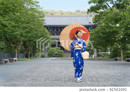 Kimono woman Chion-in enjoying a trip to Kyoto Kimono woman Chion-in enjoying a trip to Kyoto 92501091