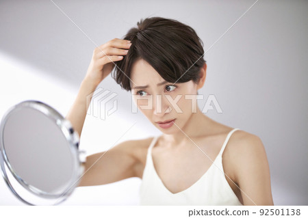 關心頭髮的中年女性 關心頭髮的中年女性 92501138