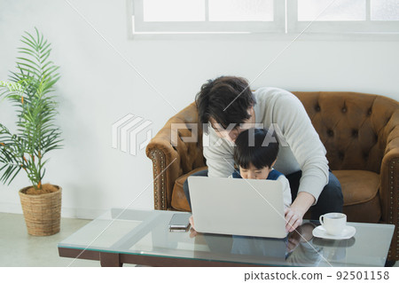 爸爸和小男孩看著電腦 爸爸和小男孩看著電腦 92501158