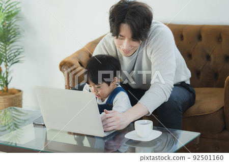 爸爸和小男孩看著電腦 92501160