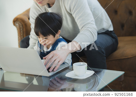 爸爸和小男孩看著電腦 92501168