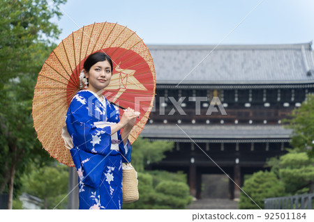 Kimono woman Chion-in enjoying a trip to Kyoto Kimono woman Chion-in enjoying a trip to Kyoto 92501184