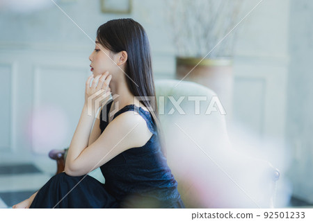 黑無袖的女人 92501233