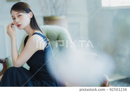 Black sleeveless woman 92501236