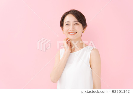 女性做皮膚護理粉紅色背景 92501342