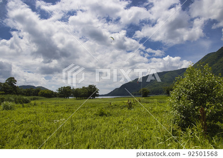 Lake Kisaki and paraglider in summer Omachi City, Nagano Prefecture Lake Kisaki and paraglider in summer Omachi City, Nagano Prefecture 92501568