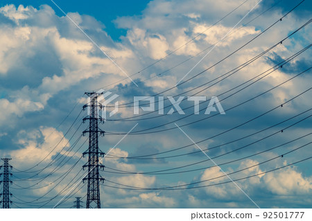 高壓輸電線路中升起的積雨雲和藍天 b-4 強調暖色和冷色 高壓輸電線路中升起的積雨雲和藍天 b-4 強調暖色和冷色 92501777