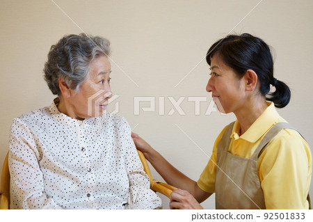 健談的老年婦女和中年婦女的護理形象 健談的老年婦女和中年婦女的護理形象 92501833