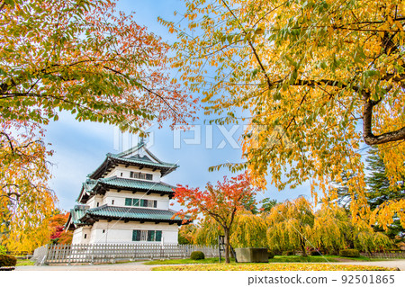 青森縣弘前城~被紅葉染紅的天守閣~ 青森縣弘前城~被紅葉染紅的天守閣~ 92501865