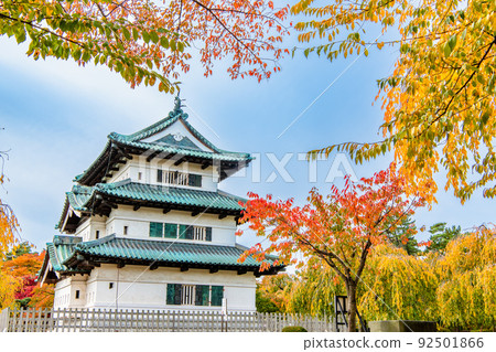 青森縣弘前城~被紅葉染紅的天守閣~ 青森縣弘前城~被紅葉染紅的天守閣~ 92501866
