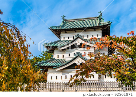 青森縣弘前城～被紅葉染紅的天守閣～ 92501871