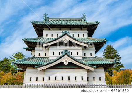 青森縣弘前城～被紅葉染紅的天守閣～ 92501880