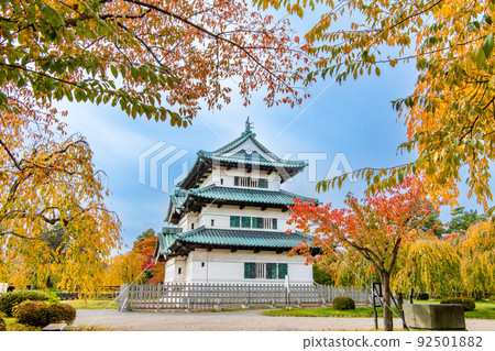 青森縣弘前城~被紅葉染紅的天守閣~ 青森縣弘前城~被紅葉染紅的天守閣~ 92501882