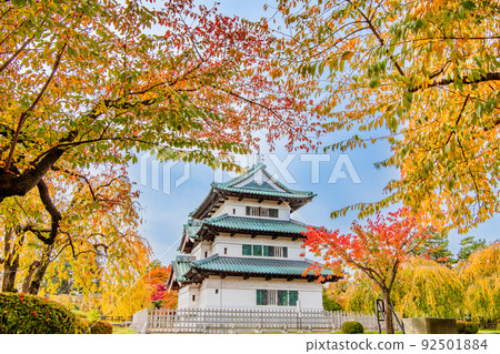 青森縣弘前城～被紅葉染紅的天守閣～ 92501884