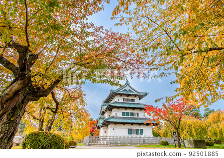 青森縣弘前城~被紅葉染紅的天守閣~ 青森縣弘前城~被紅葉染紅的天守閣~ 92501885