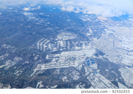 從冬季飛往旭川的客機的鳥瞰圖和旭川機場的景色 從冬季飛往旭川的客機的鳥瞰圖和旭川機場的景色 92502855
