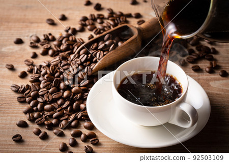 Pour hot coffee 92503109