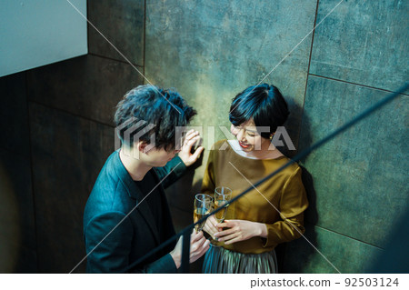 男人和女人在酒吧喝酒 92503124