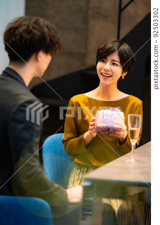 男人在酒吧向女人展示 92503302