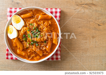 Korean instant noodle and Tteokbokki in Korean spicy sauce - Rabokki 92503973
