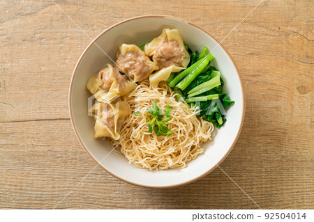 dried egg noodles with pork wonton or pork dumplings without soup 92504014