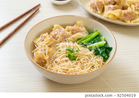 egg noodles with pork wonton soup or pork dumplings soup and vegetable 92504019