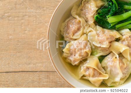 pork wonton soup or pork dumplings soup with vegetable 92504022