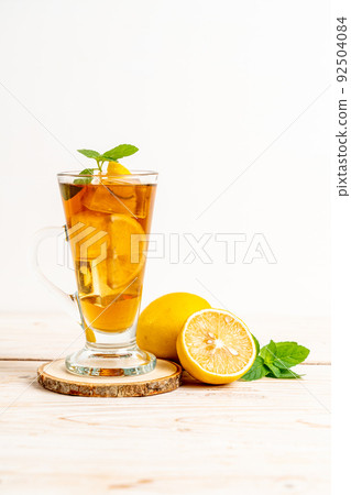 glass of ice lemon tea 92504084