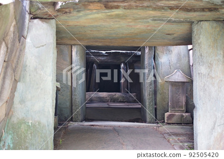 由八幡山古墳[埼玉縣行田市]的岩石製成的石室內部 92505420