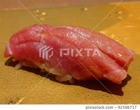 Gorgeous medium fatty tuna 92506717