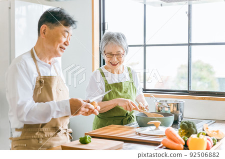 Japanese elderly couple cooking together at home (helping / elderly) Japanese elderly couple cooking together at home (helping / elderly) 92506882