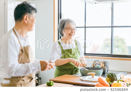 日本老年夫婦在家一起做飯（幫助/老人） 92506884