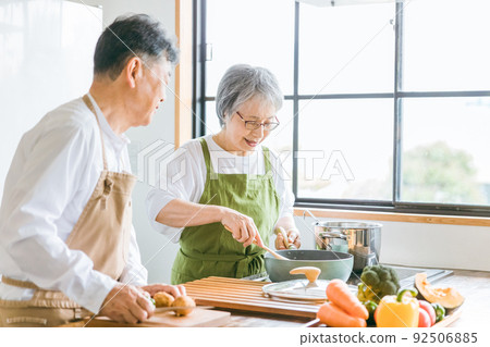 一對微笑的日本老夫婦（老人）在家一起做飯 92506885