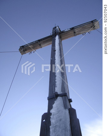 Summit cross at Simetsberg mountain in Bavaria, Germany 92507043
