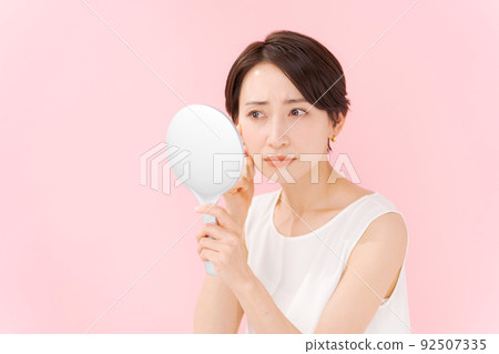 Women suffering from skin trouble 92507335