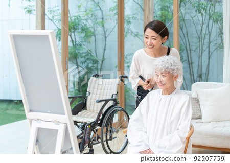 Senior women and visiting hairdressers (hair sets, haircuts, homes, nursing homes, long-term care) 92507759