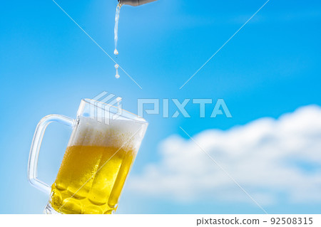 [Outdoor] Beer poured into a mug [Happoshu] 92508315