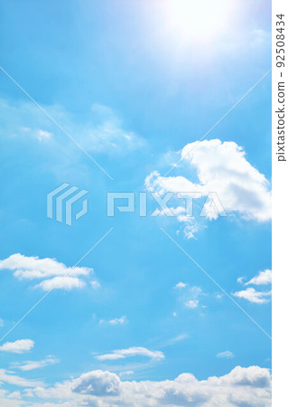 夏天藍天、雲彩和太陽 92508434