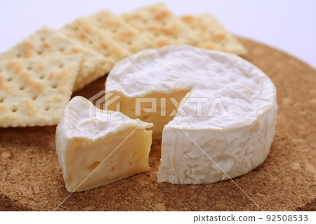 卡門培爾奶酪和薄脆餅乾 92508533