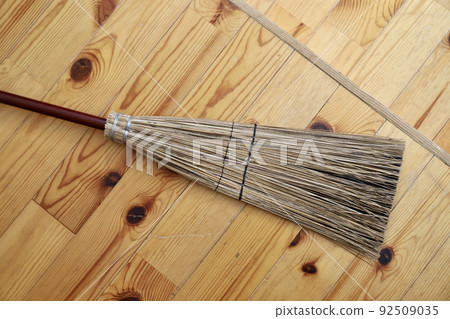 放置在地板上的短柄混合掃帚，清潔工具 92509035