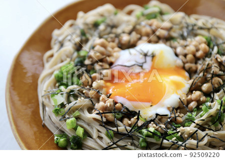 自製納豆蕎麥麵配溏心蛋 冷蕎麥麵 自製納豆蕎麥麵配溏心蛋 冷蕎麥麵 92509220