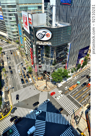 Glass-walled buildings and pedestrians at the Ginza scramble intersection Glass-walled buildings and pedestrians at the Ginza scramble intersection 92510281