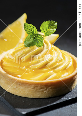Lemon Custard Tart 92510333