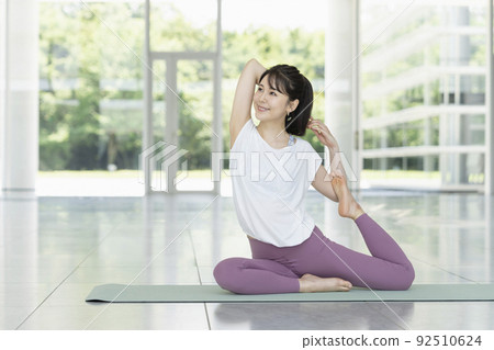 瑜伽年輕女子 92510624