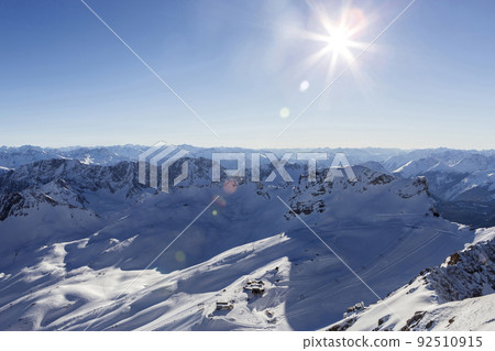 Mountain view from Zugspitze, Bavaria, Germany, wintertime 92510915