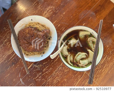 中國當地米飯（餛飩和炸肉排） 92510977