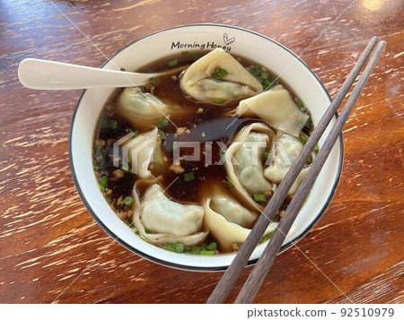 中國當地米飯、餛飩（紅熱水湯） 92510979
